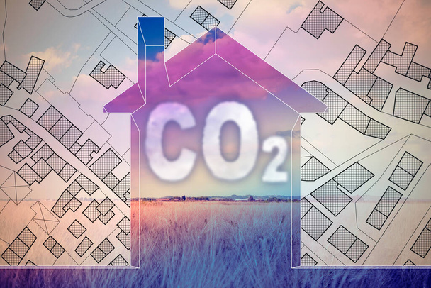 Εκπομπές CO2 στην οικοδομική δραστηριότητα - έννοια εικόνα με περίγραμμα ενός σπιτιού και ένα χάρτη της πόλης σε σχέση με μια αγροτική σκηνή. - Φωτογραφία, εικόνα