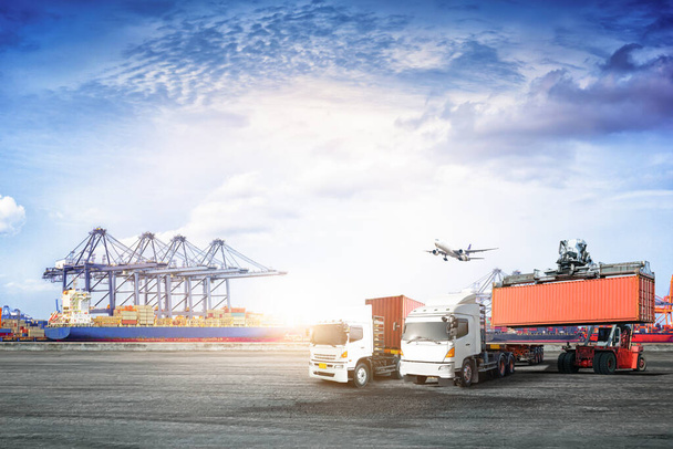 Globale Unternehmenslogistik Import Export Hintergrund und Container-LKW, Gabelstapler heben Frachtcontainer in Werft Transportkonzept - Foto, Bild