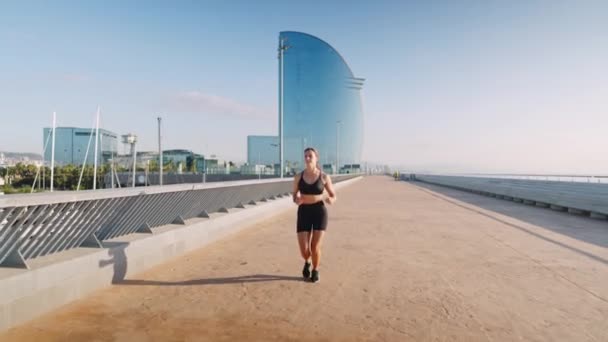 Sportlerin läuft morgens über Böschung - Filmmaterial, Video