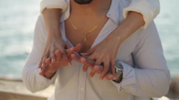Ισπανόφωνος ζευγάρι κρατώντας τα χέρια στο ανάχωμα στη λιακάδα - Πλάνα, βίντεο