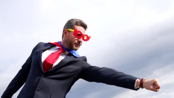 homem de negócios em terno de super-herói com mão levantada no fundo do céu, sucesso de negócios - Filmagem, Vídeo