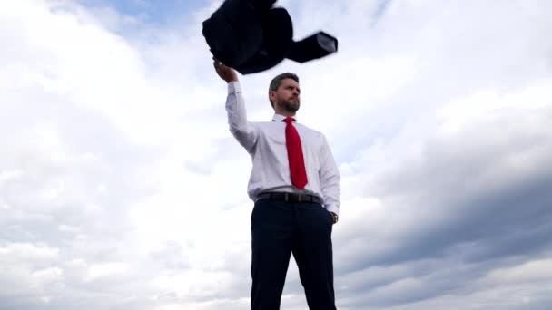 успешный парень менеджер холдинг модный деловой костюм на фоне неба, успех бизнеса - Кадры, видео