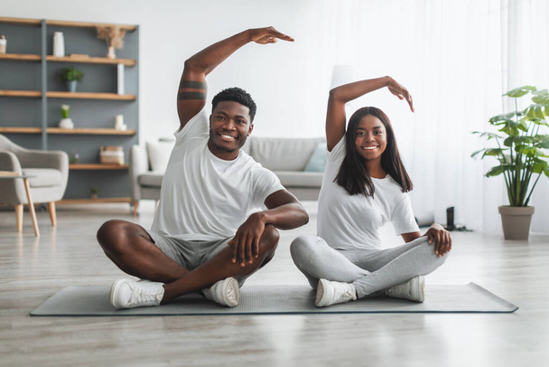 jovem preto casal fazendo lado dobrar exercício juntos - Foto, Imagem
