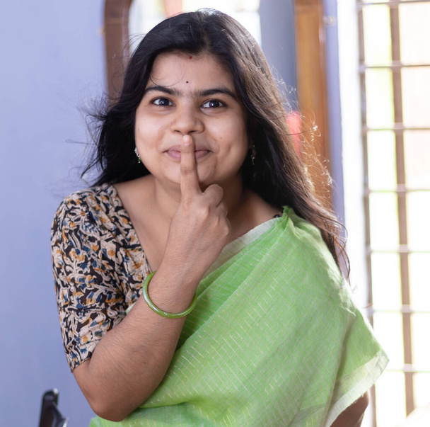 Portret van een mooie Indiase vrouw in groen saree - Foto, afbeelding