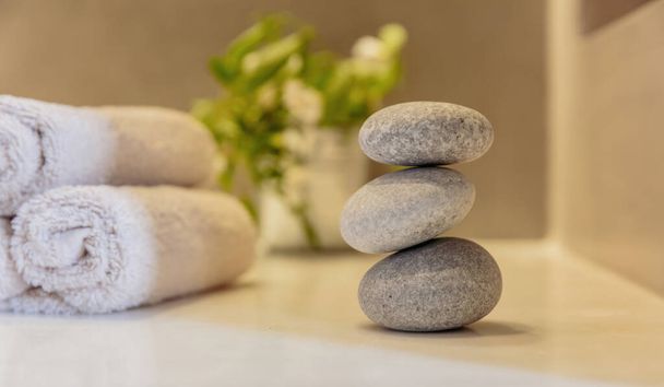 Piedras Zen, balanza apilada pirámide de guijarros suaves, fondo interior del spa. Terapia natural holística y concepto de bienestar - Foto, imagen