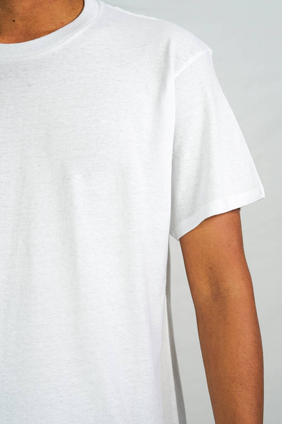 t-shirt maquette de couleur blanche. un homme portant un t-shirt pour un catalogue de vêtements maquillés. maquette graphique de la vue de face. - Photo, image