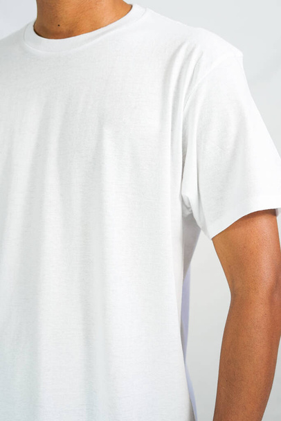 макет футболки белого цвета. мужчина в футболке для макета каталога одежды. макет графики с переднего вида. - Фото, изображение