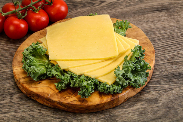 Dilimlenmiş Gauda peyniri. - Fotoğraf, Görsel