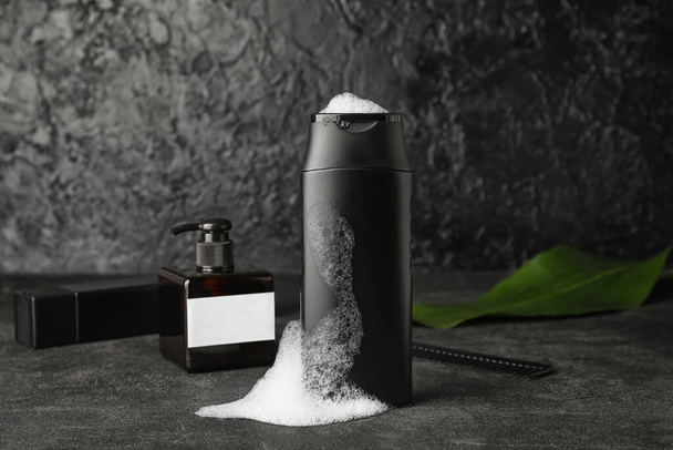 Flasche Duschgel mit Schaumstoff auf dunklem Hintergrund - Foto, Bild
