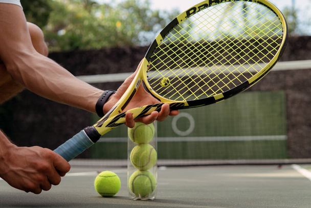 close-up. male hands holding tennis racket and balls - Foto, imagen