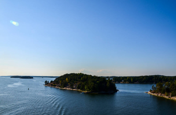 Pequeñas islas rocosas en el archipiélago de Estocolmo, en el Mar Báltico por la mañana temprano. Paisaje sueco - Foto, Imagen