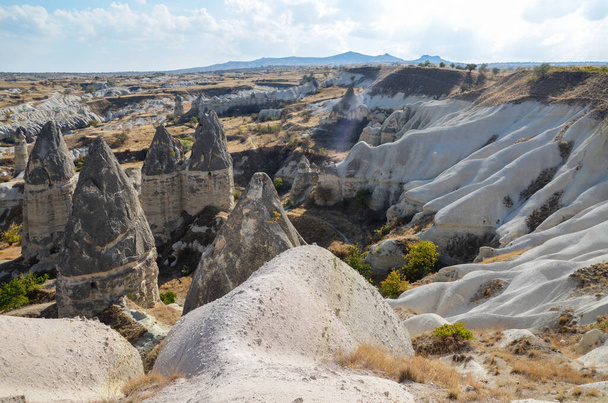 Näkymä näköalatasanteelta outoon kauniiseen maisemaan majesteettisilla kalliomuodostumilla Goremessa, Cappadociassa, Turkissa - Valokuva, kuva