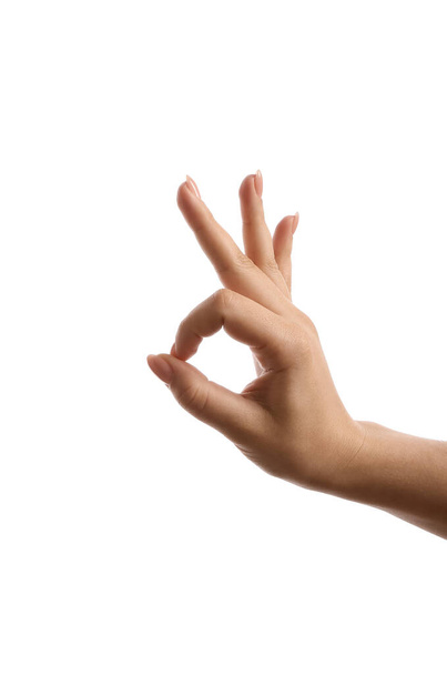 Женская рука показывает ОК на белом фоне - Фото, изображение