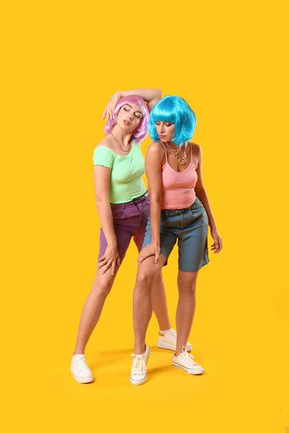 Μοντέρνα νεαρές γυναίκες στο φόντο χρώμα - Φωτογραφία, εικόνα