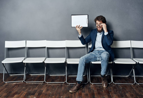 άνθρωπος με κουτί αναμονής συνέντευξη για δουλειά - Φωτογραφία, εικόνα