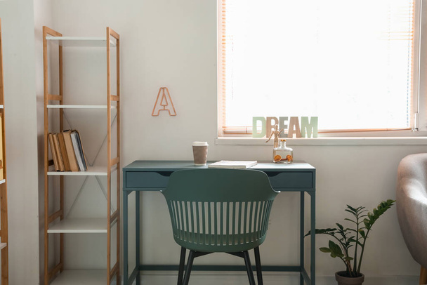 Paperikuppi kahvia, lehden pöydällä ja sana DREAM ikkunalaudalla - Valokuva, kuva