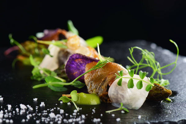 Высокая кухня, изысканная еда гребешки со спаржей и личинкой бекона - Фото, изображение