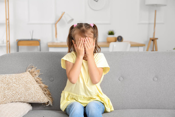 Ängstliches kleines Mädchen vor dem Fernseher zu Hause - Foto, Bild