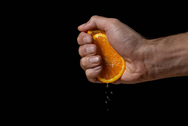 Siyah arka planda portakalın suyunu sıkar. Taze ve sulu portakal - Fotoğraf, Görsel
