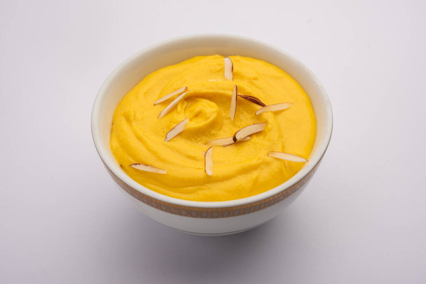 Amrakhand jest Alphonso aromatyzowany jogurt lub Shrikhand, Popularne indyjskie słodkie serwowane z suchych owoców & Saffron - Zdjęcie, obraz