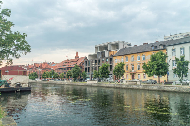 Bydgoszcz, Poland - July 25, 2021: Brda river in city center of Bydgoszcz. - Foto, afbeelding
