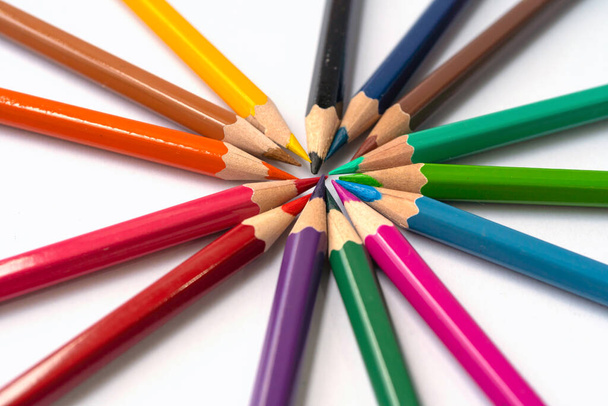 Lápis multicoloridos coloridos sobre fundo branco. Conceito de educação, negócios e finanças com espaço de cópia. Acções - Foto, Imagem