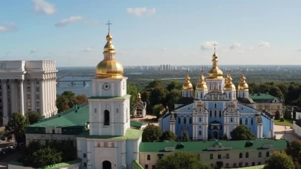 Öğleden sonra St. Michael 's Altın Kubbe Manastırı' nda güzel bir uçuş. Dinyeper nehrinin, köprülerin, evlerin sabah manzarası. Kiev. Ukrayna 'nın başkentinin en üst görüntüsü. - Video, Çekim
