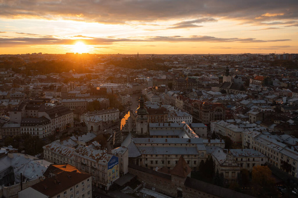 Lviv, Ukarine - 26 de octubre de 2021: Vista panorámica de Lviv desde el dron - Foto, imagen