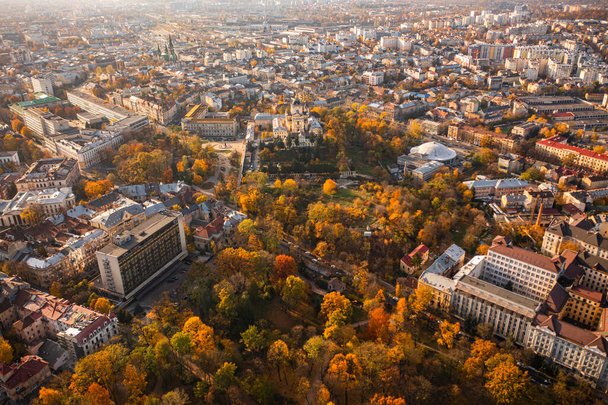 Lviv, Ukarine - 26 ottobre 2021: Veduta aerea sull'hotel Dnister - Foto, immagini