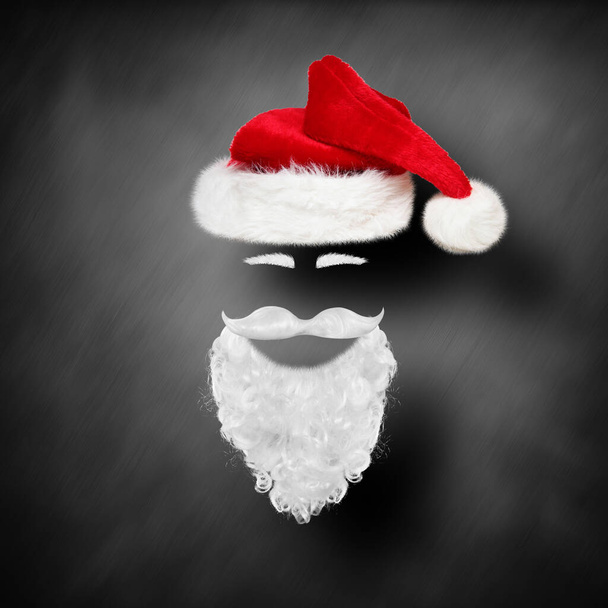 Noel Baba şapkası ve sakal. Kostüm. Mutlu noel konsepti tebrik kartı - Fotoğraf, Görsel