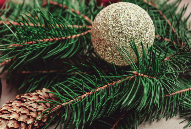 Όμορφες διακοπές γιορτάζουν φόντο με πεύκο υποκατάστημα και χρυσά και ασημένια χριστουγεννιάτικα παιχνίδια - Φωτογραφία, εικόνα