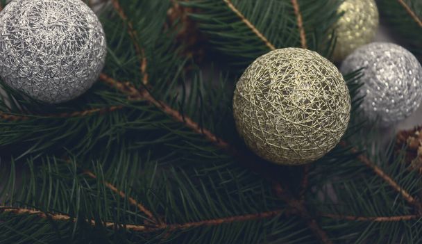 Piękne wakacje świętować tło z gałązką sosny i złote i srebrne zabawki Boże Narodzenie - Zdjęcie, obraz