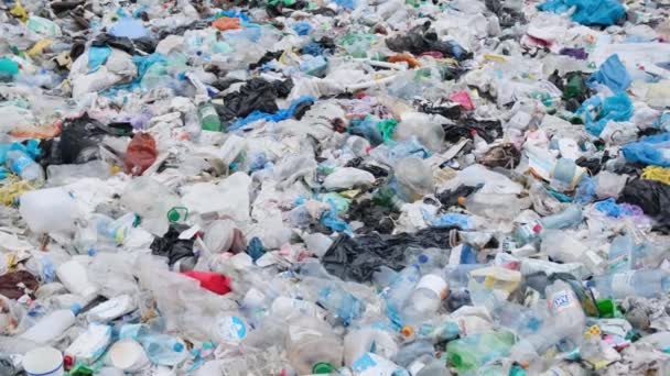 A műanyaghulladék környezeti katasztrófája. Az óceáni strandokat műanyaghulladék szennyezi. - Felvétel, videó