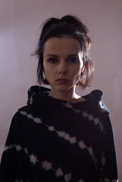 girl in a black hoodie on a white background - Foto, Bild