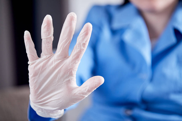 vista de cerca de las manos de la enfermera en guantes médicos en la clínica de medicina. - Foto, Imagen