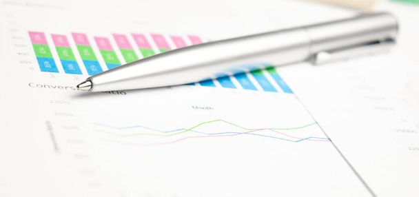 Finance analysis concept - a chart with a pen and a calculator - Fotografie, Obrázek