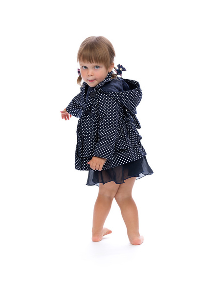 küçük kız bir polka dot yağmurluk içinde - Fotoğraf, Görsel