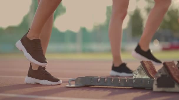 Detailní záběr ženských nohou sedí na běžící podložky - Záběry, video