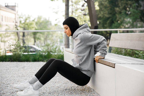 Mujer musulmana haciendo ejercicios en el entrenamiento al aire libre de la mañana - Foto, Imagen