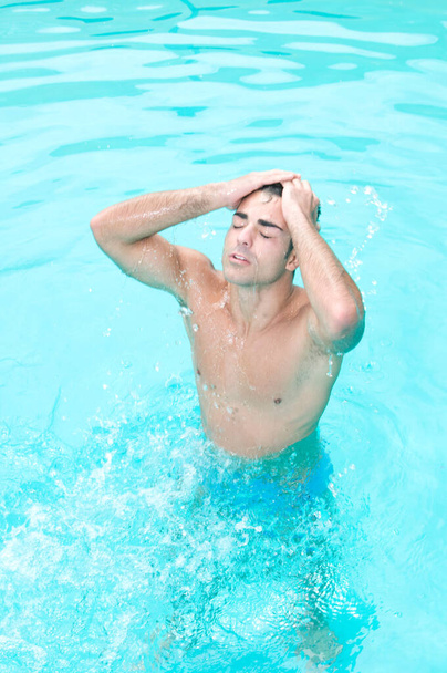 Sensual man in swimming pool - Foto, Bild