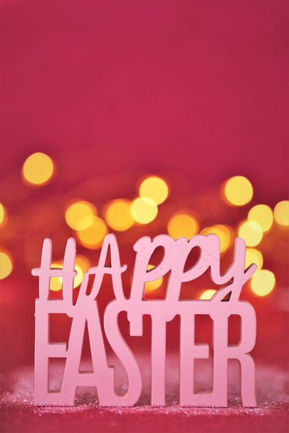 Veselé Velikonoce. nápis Veselé Velikonoce v třpytkách se zlatým pozadí bokeh na růžovém pozadí.Náboženské prázdninové pozadí.Jarní náboženské svátky - Fotografie, Obrázek