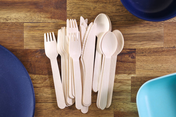 A studio photo of wooden cutlery - Foto, Bild