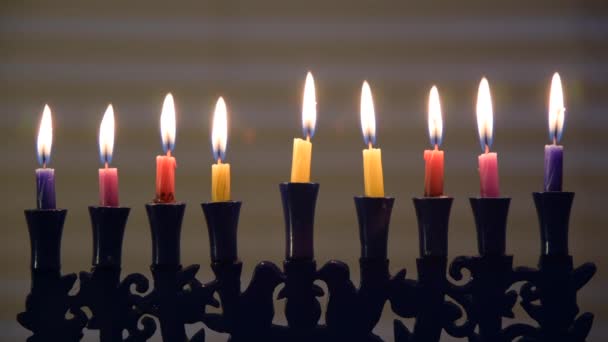 Канделабрум (ханукия) и яркие свечи, зажженные в восемь дней еврейского праздника Ханука, отмечают возрождение Второго Храма в Иерусалиме во II веке до нашей эры.. - Кадры, видео