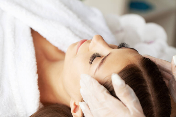 Young woman getting spa massage treatment at beauty spa salon - Foto, immagini