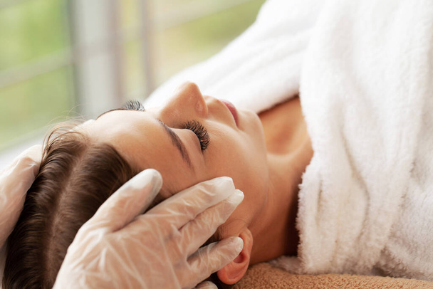 Mujer joven recibiendo tratamiento de masaje de spa en salón de spa de belleza - Foto, Imagen