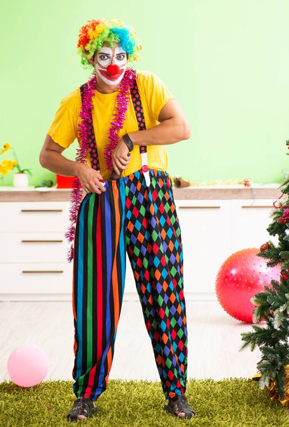 Смішний клоун в концепції святкування Різдва
 - Фото, зображення