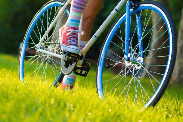 流行に敏感な自転車 colorfus で女性をソックスします。 - 写真・画像