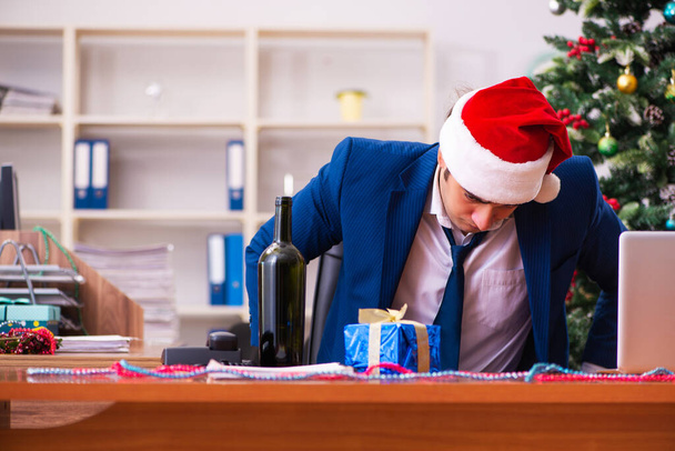 Empleado en la oficina durante la fiesta de Navidad - Foto, Imagen