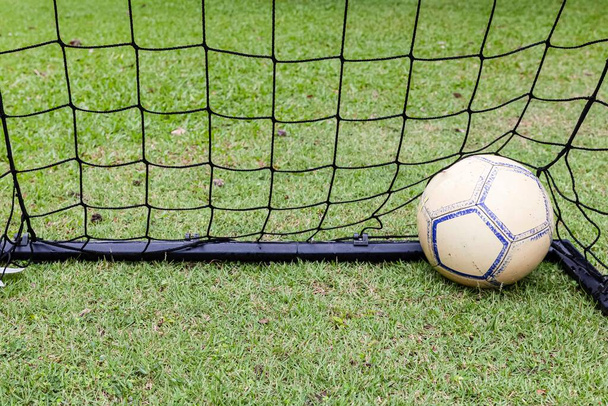 Close - up fotbalový míč uvnitř fotbalového cíle - Fotografie, Obrázek