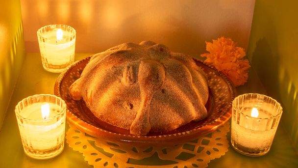 традиційний хліб мертвих, мексиканське свято
 - Фото, зображення
